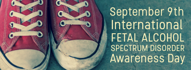 Links im BIld sieht man ein Paar rote Turnschuhe. Rechts daneben steht: "September 9th International Fetal Alcohol Spectrum Disorder Awareness Day".