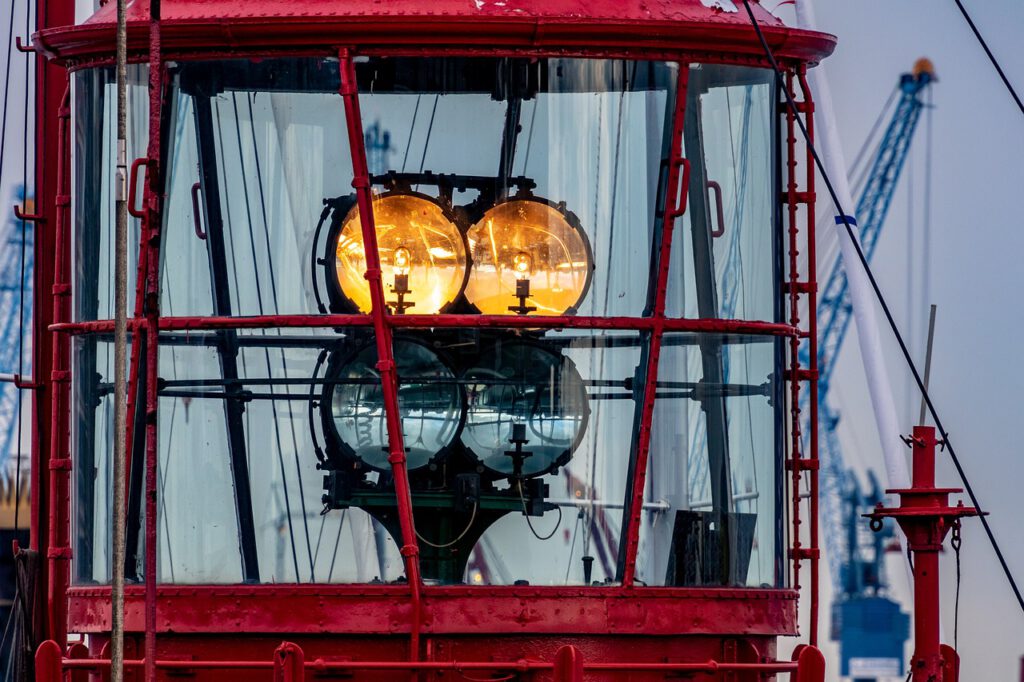 Auf dem Bild sieht man das Leuchtfeuer eines roten Feuerschiffs im Hamburger Hafen.