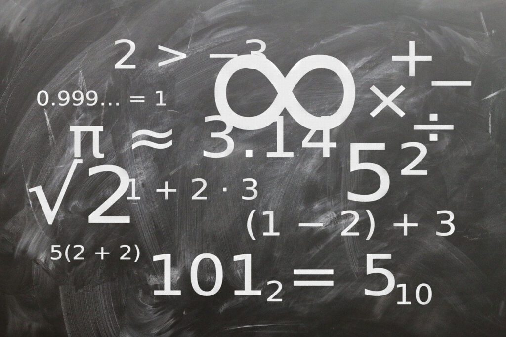 Das Bild zeigt eine Kreidetafel, auf der mehrere komplizierte mathematische Formeln und Zeichen stehen.