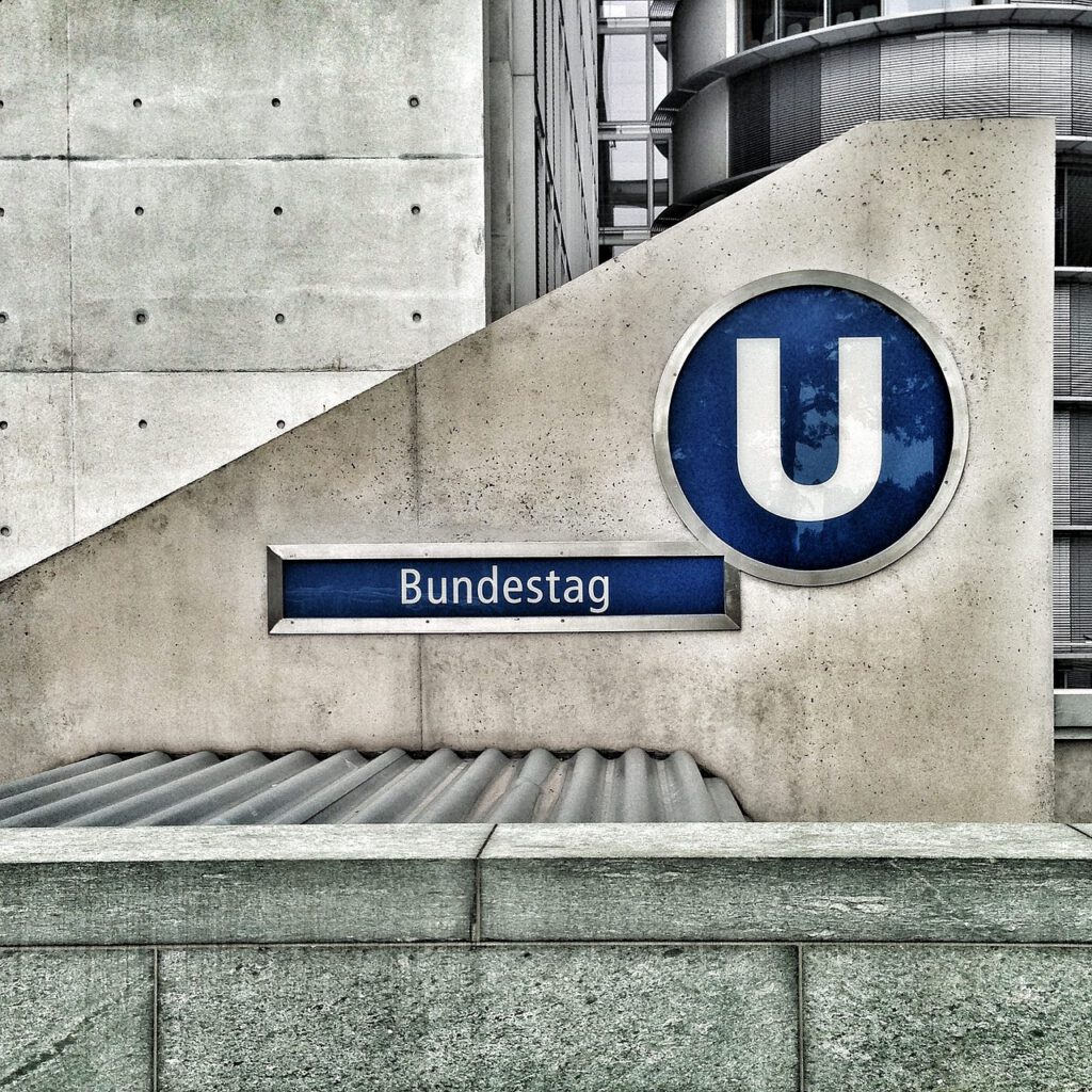 Das Bild zeigt den Eingang zur Berliner U-Bahnhaltestelle "Bundestag".