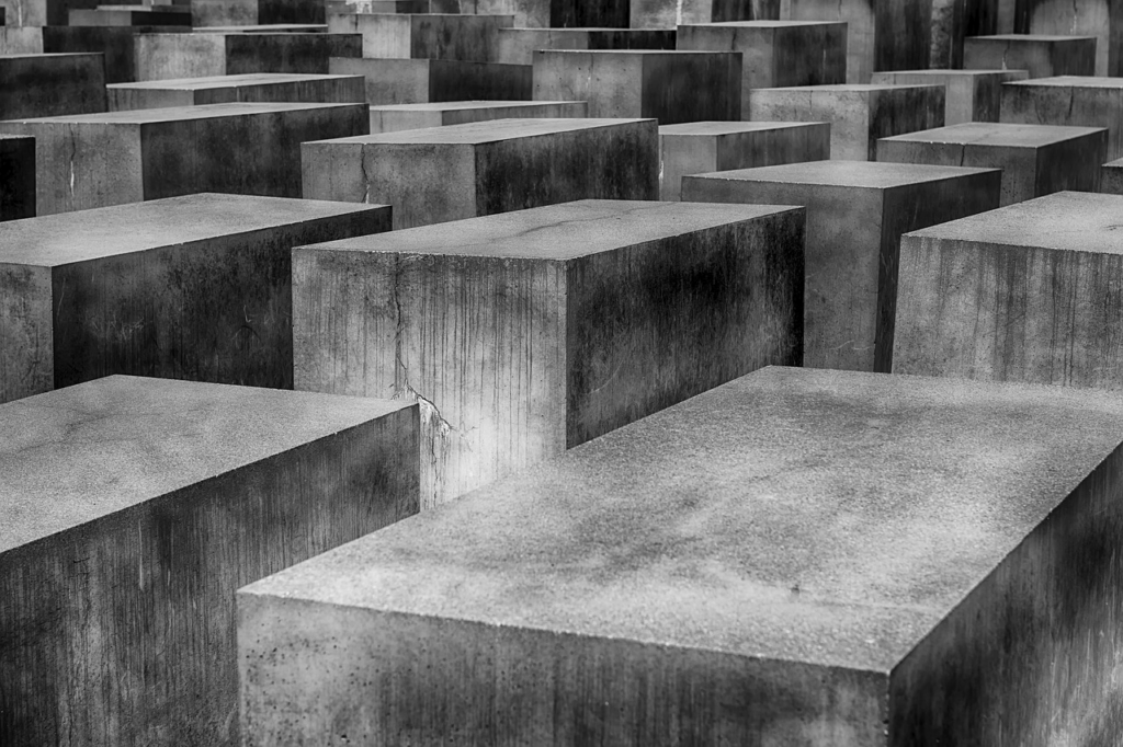 Ein schwarz-weiß Bild der Stelen des Holocaust-Mahnmals in Berlin.