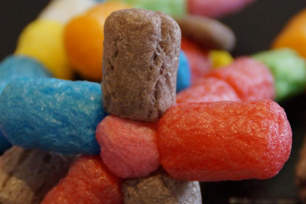 Eine Bastelei aus bunten, zusammengeklebten  Mais-Bausteinen 